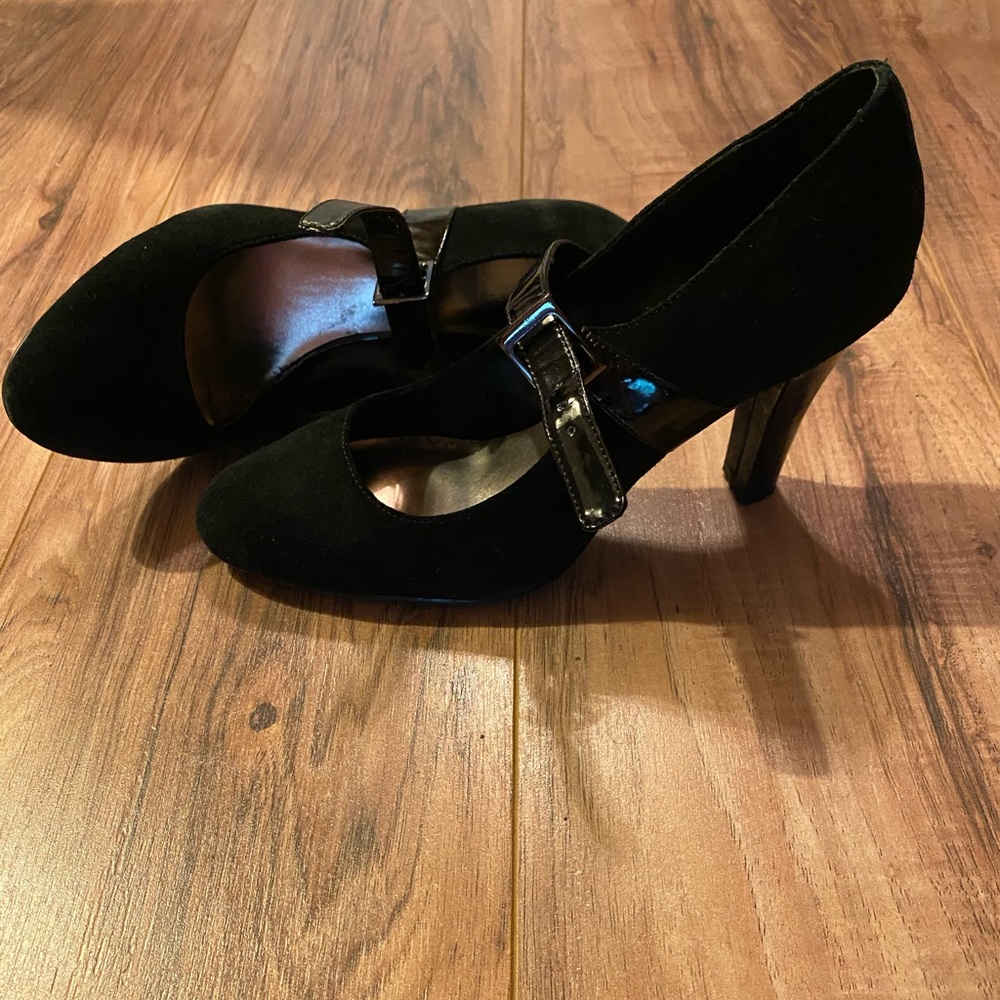 Buckled 2.5” pumps